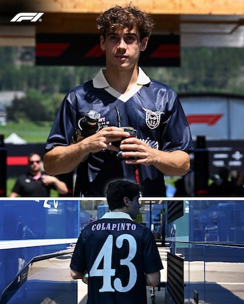 Joven con pelo rizado y camiseta azul con cuello blanco sostiene termo y mate; segunda imagen, mismo joven de espaldas con camiseta que dice COLAPINTO 43