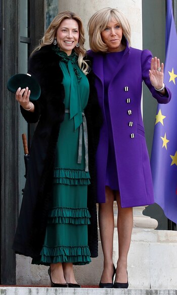 Clutch, tapado y stilettos negros,