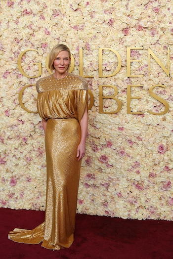 Vestido dorado de lentejuelas y hombros decorados que iluminan la alfombra de los Golden Globes