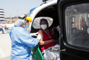 Vacunación en Lima, Perú (Reuters)