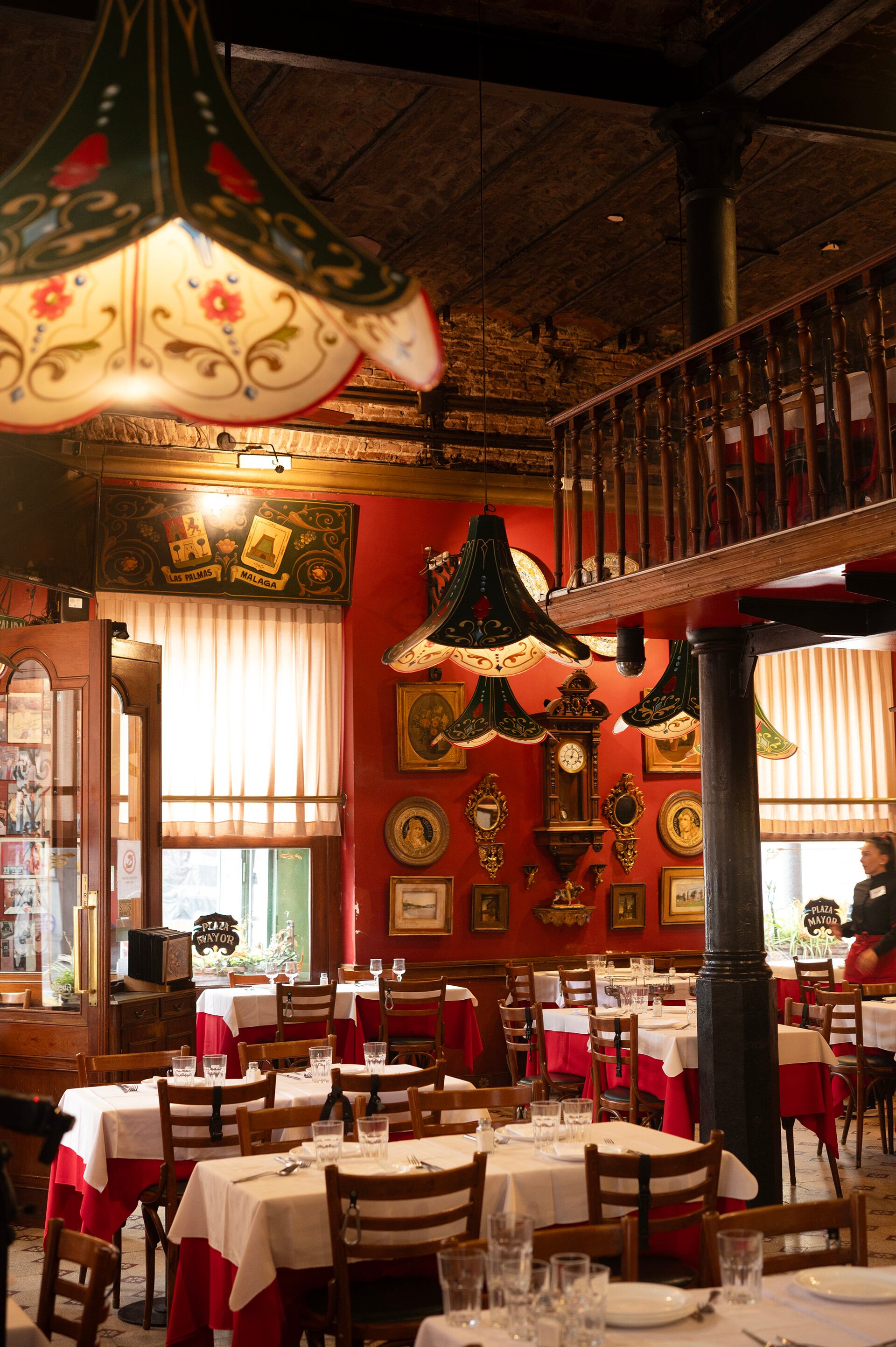 Plaza Mayor destila España en cada rincón. Pero el fileteado porteño en los florones que cuelgan del techo y las banderas de las Islas Malvinas en el segundo piso, dicen que la sangre que sostiene el negocio hace más de cuatro décadas es argentina