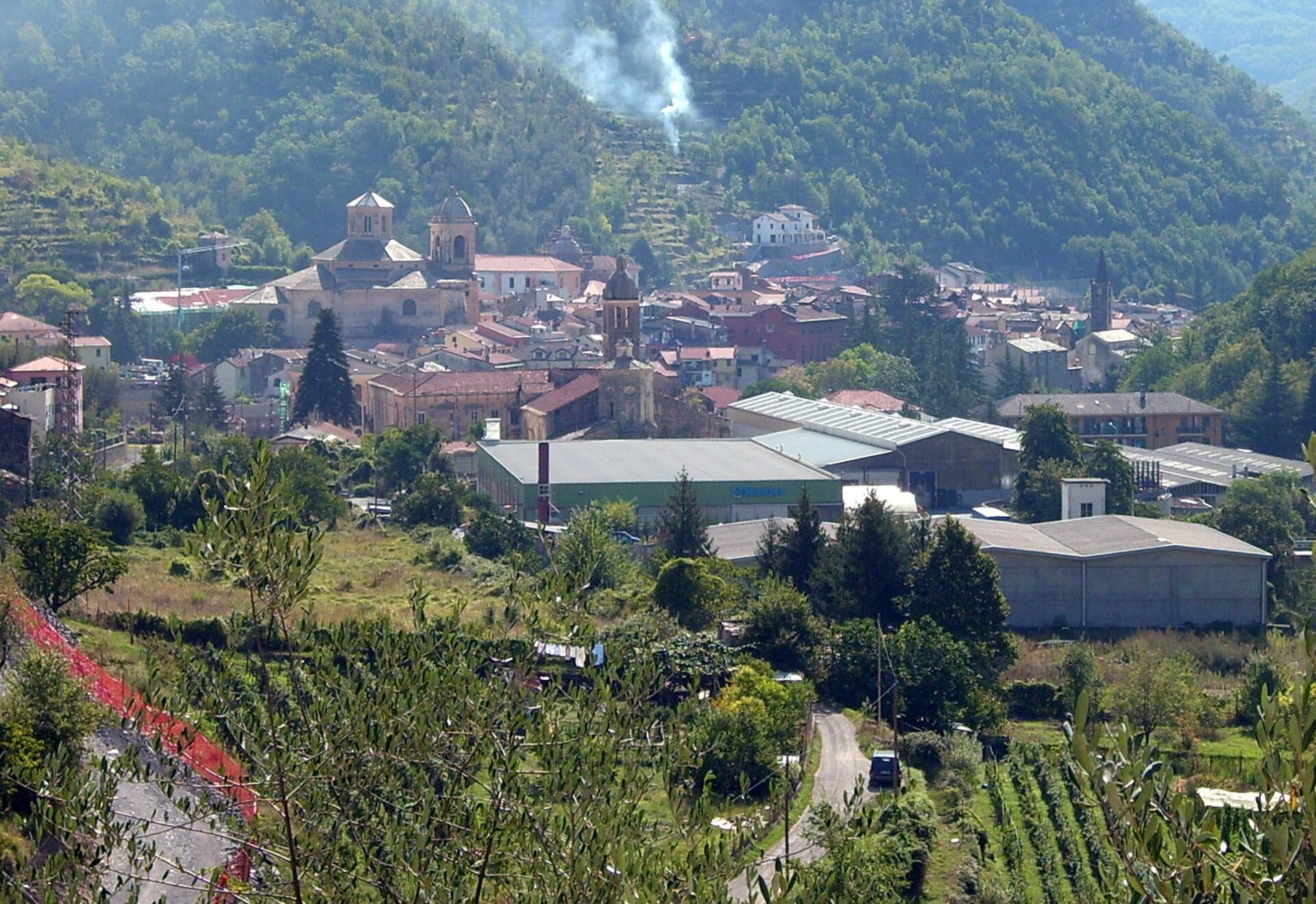 Pieve di Teco resalta como ejemplo de pueblo medieval de Liguria que mantiene vivas sus costumbres y autenticidad (Wikipedia)