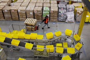 Trabajadores de Amazon tras la