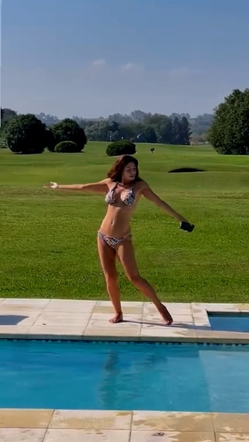 Romina Gaetani bailando en bikini en una piscina