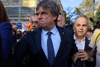 La gente se reúne alrededor del líder separatista catalán Carles Puigdemont, en Barcelona, España, a 8 de agosto. 2024. (REUTERS/Nacho Doce)