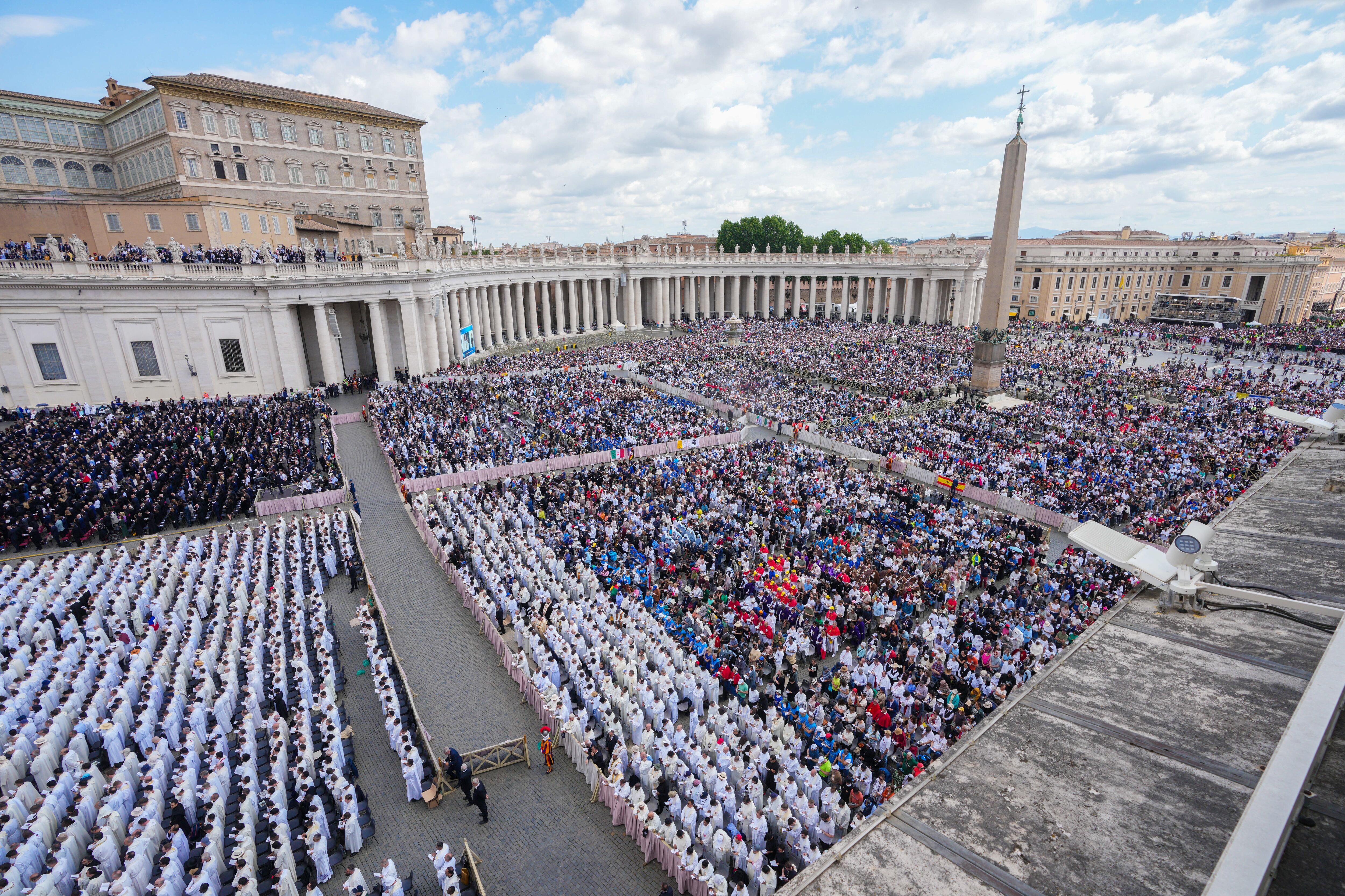 Así se registró la ceremonia del nuevo papa León XIV, frente a jefes de Estado, fieles y quienes obtuvieron una entrada en el evento - crédito Juan Diego Cano/Presidencia