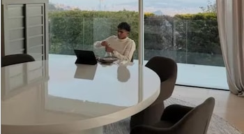Lamine Yamal sentado en su mesa de comedor