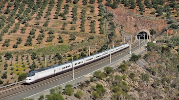 Un fallo eléctrico corta la alta velocidad entre Madrid-Sevilla y paraliza el Cercanías de la capital andaluza