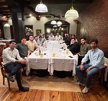 Cena de camaradería de Alejandro