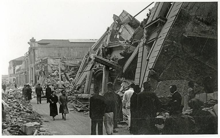 Aunque se calculan alrededor de 30 mil muertos por el sismo, solo se identificaron a poco más de 5 mil victimas. (Archivo Fotográfico y Digital de la Biblioteca Nacional de Chile).