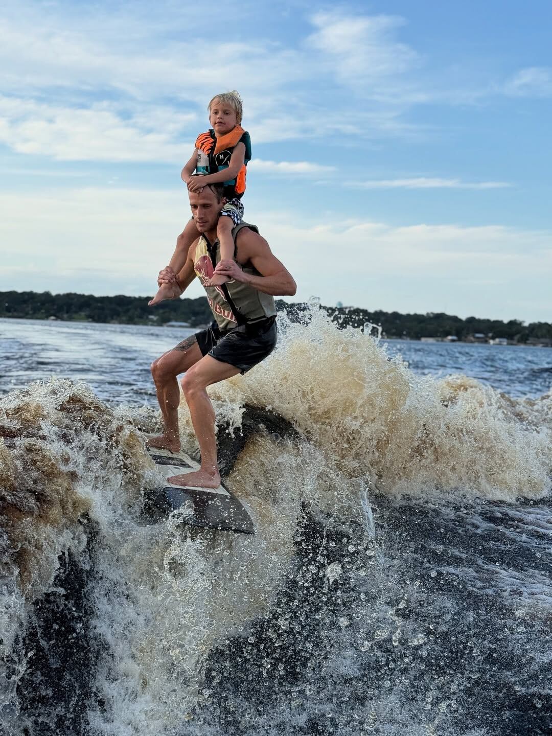 Ken Roczen con uno de sus hijos disfrutando de su otra pasión, el surf (@kenroczen94)