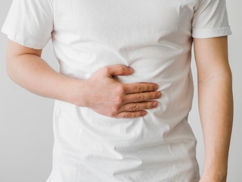 Dolor de estómago, panza, abdominal (Freepik)