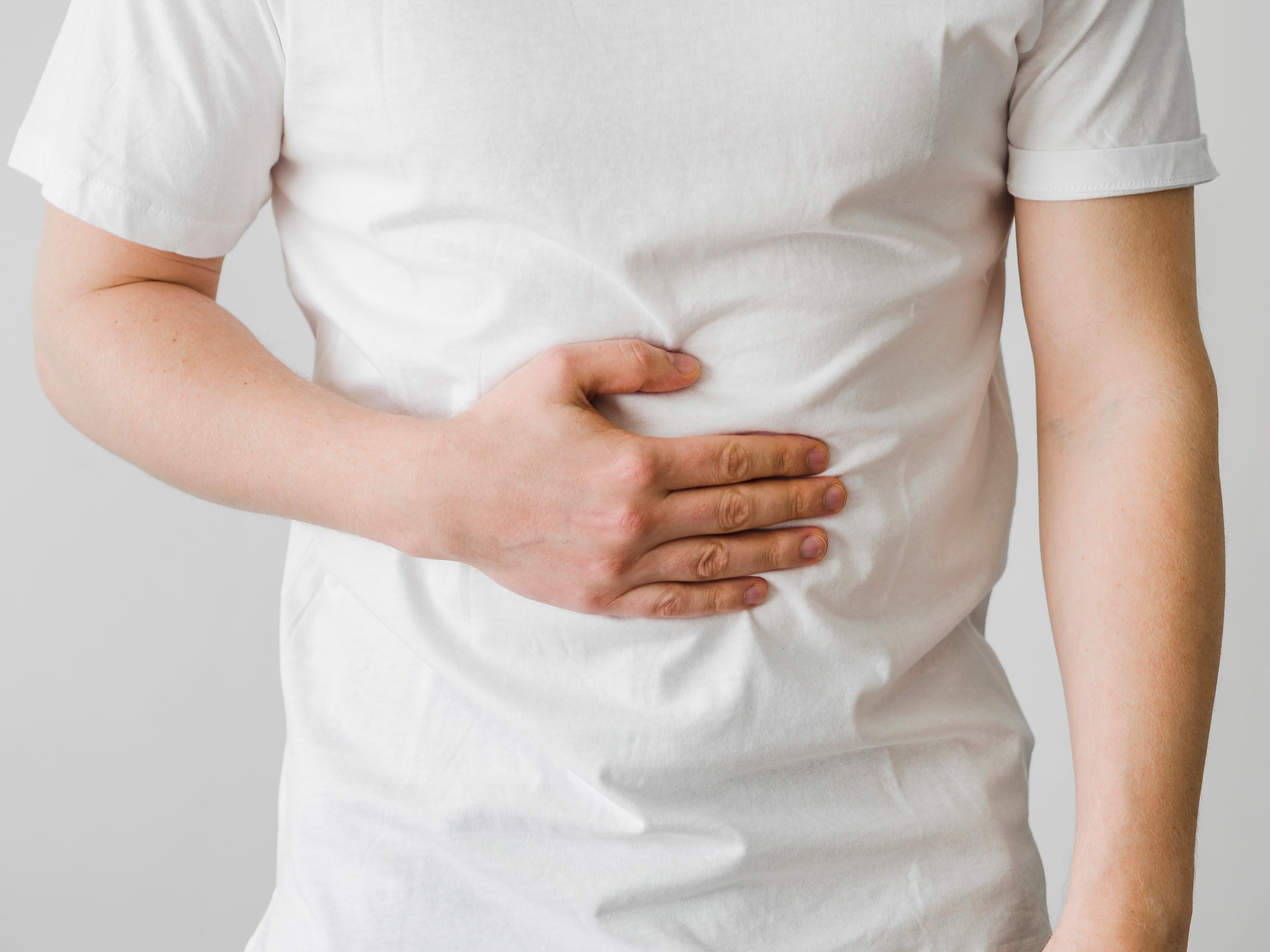 El tratamiento de la ERGE incluye cambios en el estilo de vida, antiácidos, bloqueadores H2, inhibidores de la bomba de protones, procinéticos y, en algunos casos, fundoplicatura de Nissen (Freepik)