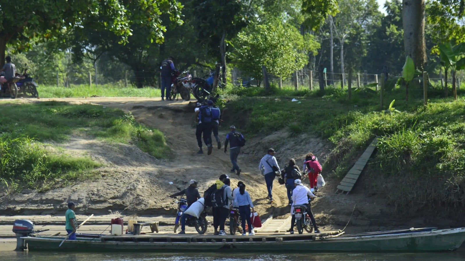 Los desplazamientos forzados en el Catatumbo tienen en alerta a entidades como la Defensoría del Pueblo - crédito AFP