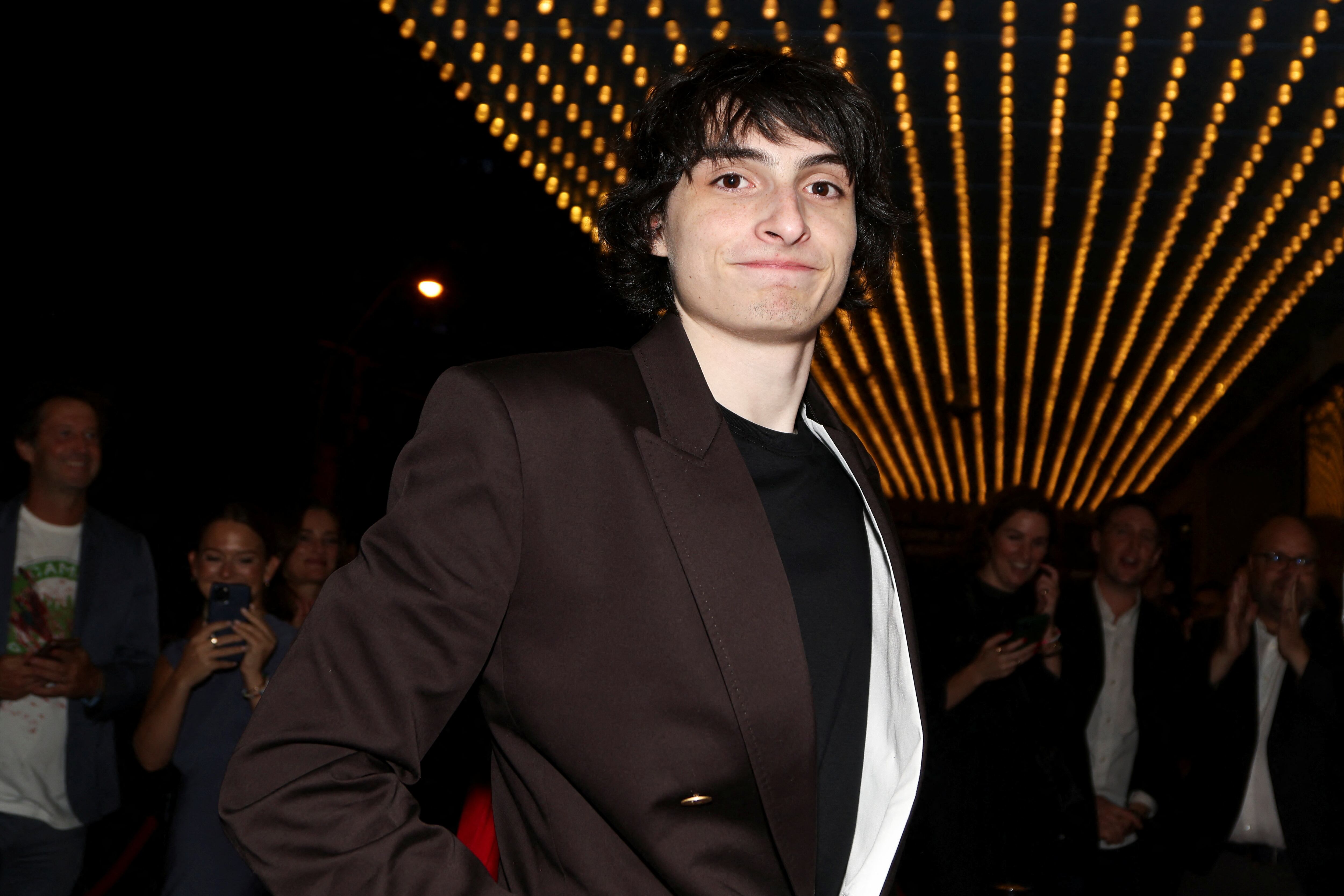 Wolfhard explora la nostalgia ochentera en su música y cine, consolidando su identidad creativa más allá de Mike Wheeler (REUTERS)