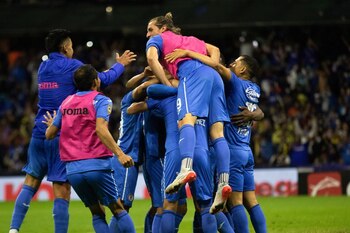 Cruz Azul celebra gol ante
