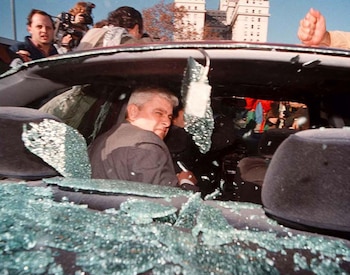 En la foto Alfredo Yabran, dentro de su auto, luego de una reunión que mantuvo en la Casa Rosada. El vidrio trasero aparece destrozado