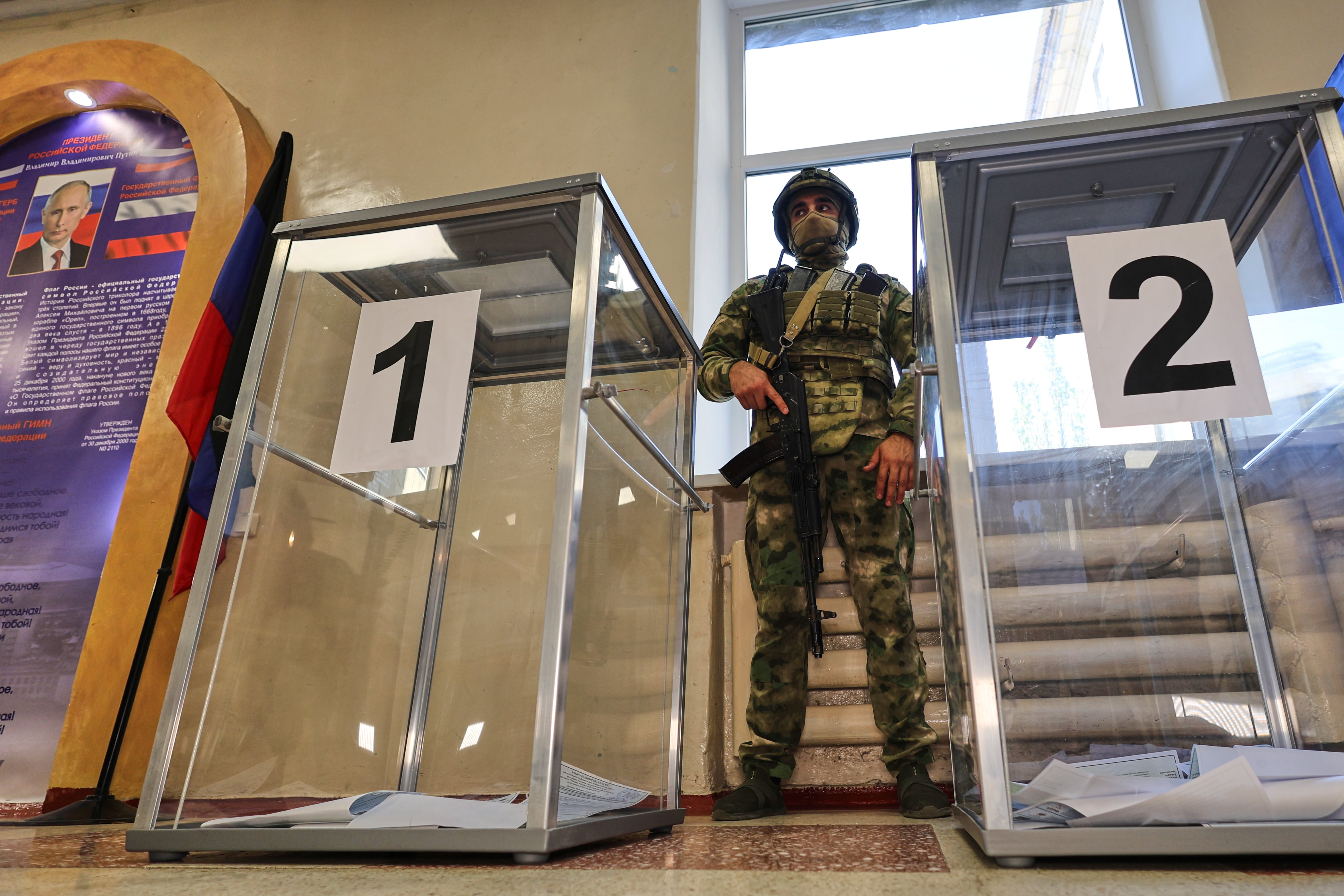 Dos urnas, en un centro de votación durante las elecciones parlamentarias en la zona controlada por Rusia de la provincia ucraniana de Donetsk, el 18 de septiembre de 2026 (AP)
