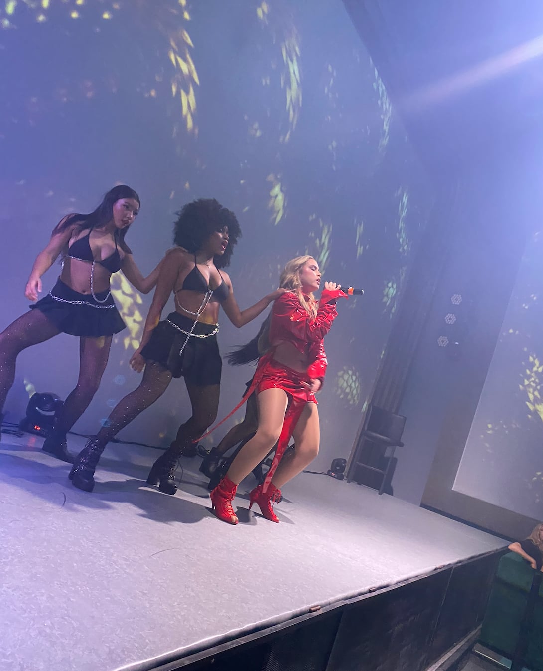 Desde sus primeros años en Barranquilla, Wanna forjó una base en la danza y el ritmo latino, elementos presentes en su propuesta artística actual.