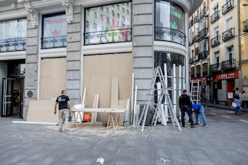 Escaparates tapiados ante la amenaza de acciones vandálicas en Halloween. (Ricardo Rubio / Europa Press)