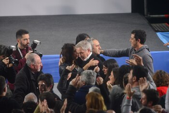 Solá saluda a Victoria Donda.