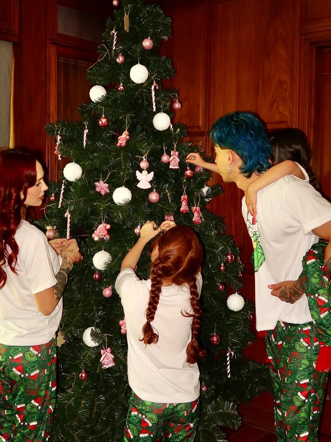 La artista urbana y el cuartetero se mostraron felices. “Navidad en familia y les deseamos unas felices fiestas con toda la gente que aman y compartan una linda noche