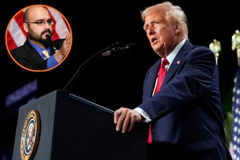 Donald Trump habla en un atril con el sello presidencial. Un hombre con barba y gafas gesticula dentro de un círculo superpuesto; bandera de Estados Unidos de fondo