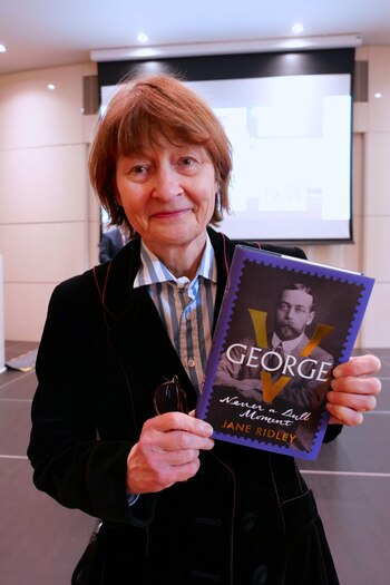 La biógrafa Jane Ridley dió