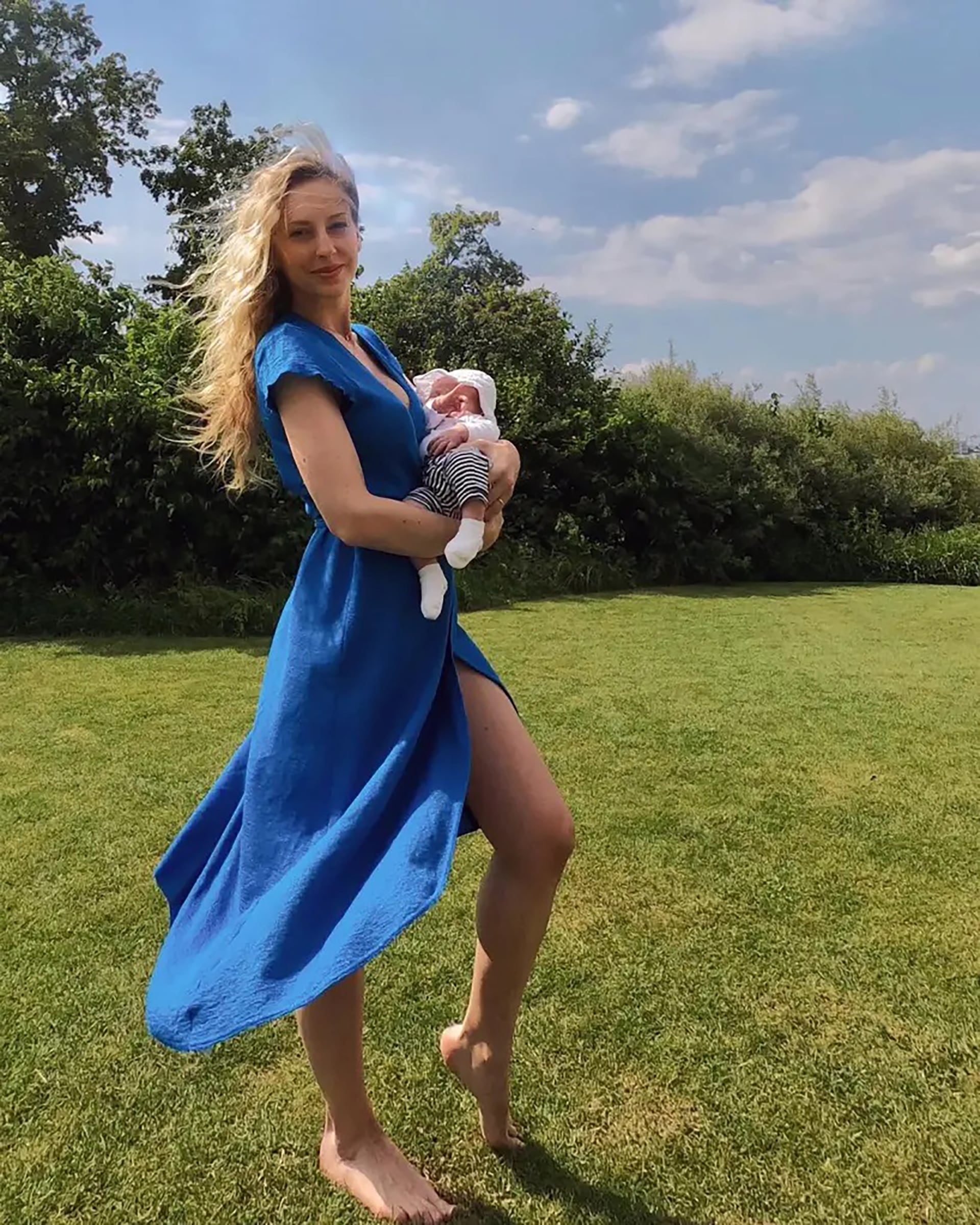 Kristina Joksimovic con una de sus hijas recién nacidas
