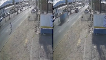 Caminaba tranquilamente por la acera