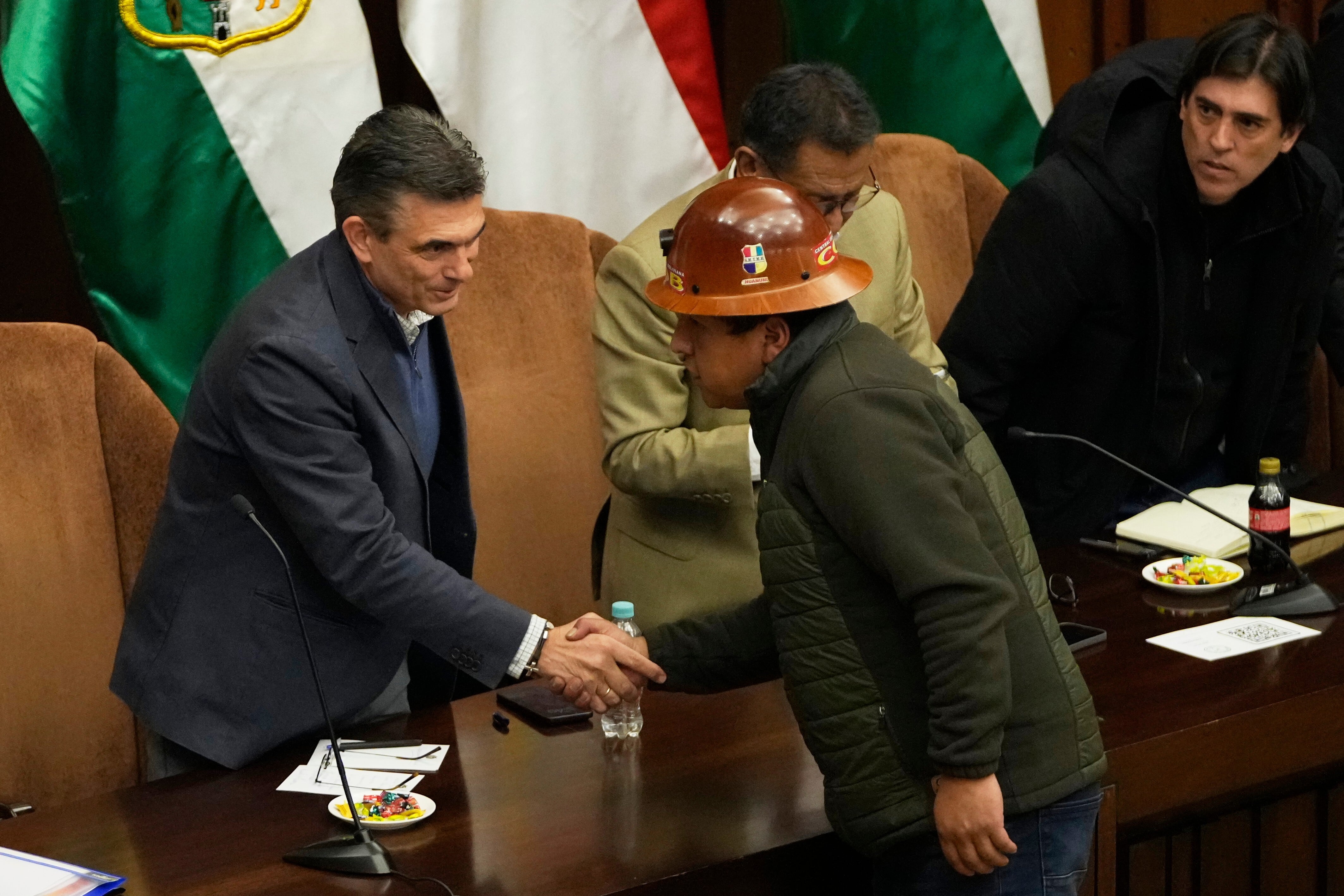 El presidente boliviano Rodrigo Paz, a la izquierda, estrecha la mano de Mario Argollo, líder de la Central Obrera Boliviana (COB), en La Paz, Bolivia, el miércoles 17 de junio de 2026, tras semanas de protestas y bloqueos de carreteras en todo el país (AP/Juan Karita)