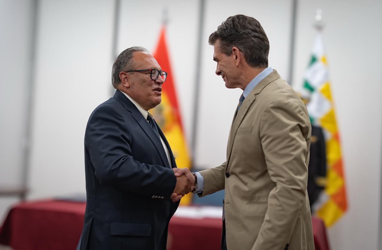Rodrigo Paz juramentó a Marco Antonio Calderón como nuevo ministro de Minería en Bolivia y le encargó impulsar una nueva ley del sector