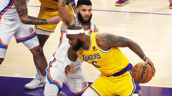 Los Lakers experimentan, asaltan Oklahoma,