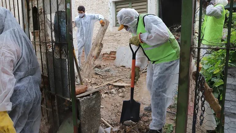 El municipio constató acumulación de residuos ropa basura y plantas recolectadas durante diez años