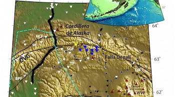 Mapa topográfico de Alaska. Cordillera de Alaska, Falla Denali, campo volcánico, símbolos triangulares, estrella amarilla, mapa de inserción de la región.