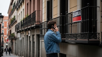 Vivir solo será lo más común en España en 2041, pero pagar una renta ya exige casi dos sueldos: para alquilar un estudio necesitas 34.000 euros netos al año