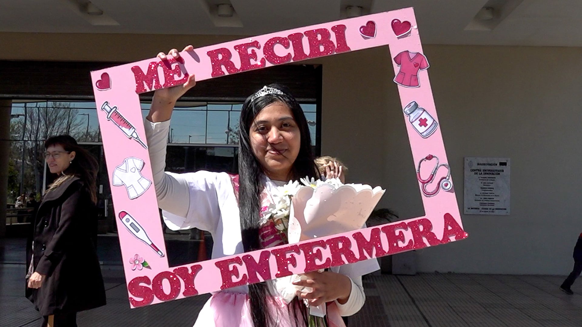 Una graduada de la carrera de Enfermería en el CUDI