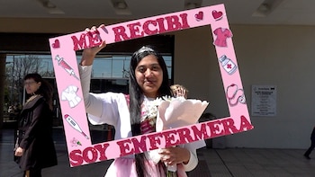 Una graduada de la carrera de Enfermería en el CUDI