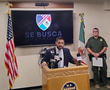 La FGE de Chihuahua y autoridades de Estados Unidos agradecieron la colaboración en el programa binacional “Se Busca Información”, tras lograr la detención de tres objetivos de interés en ambos lados de la frontera desde octubre de 2023. Invitaron a la sociedad a seguir denunciando de forma anónima para apoyar futuras detenciones de personas buscadas por ambas naciones.