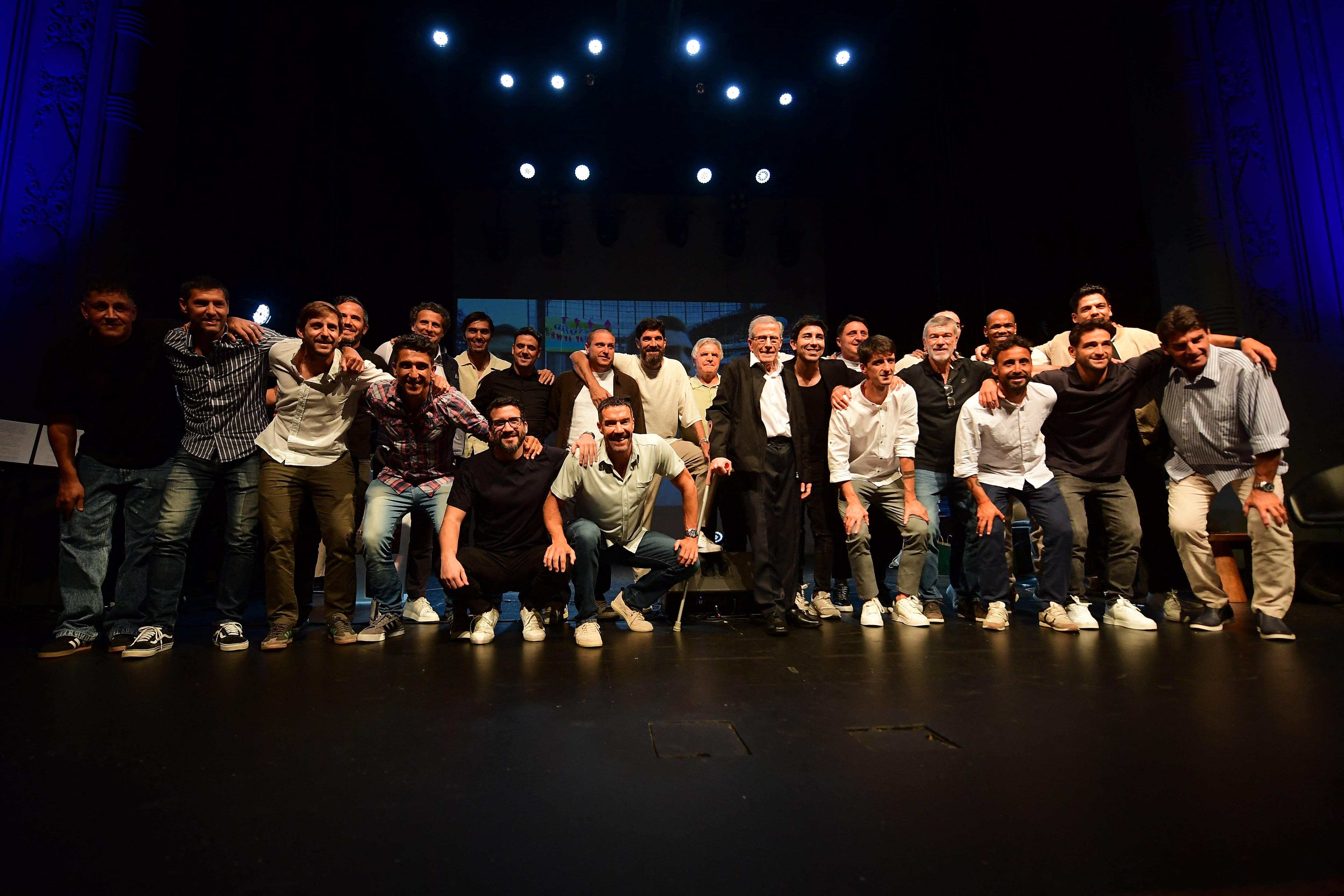 La foto grupal del Maestro Tabárez con los invitados al homenaje (Crédito: Dante Fernández/AFP)