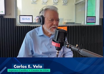 Carlos E. Vela, ingeniero científico salvadoreño y creador del sistema educativo STEM, durante la entrevista en el programa radial La Tribu, donde abordó los desafíos de la educación en El Salvador (Cortesía La Tribu).