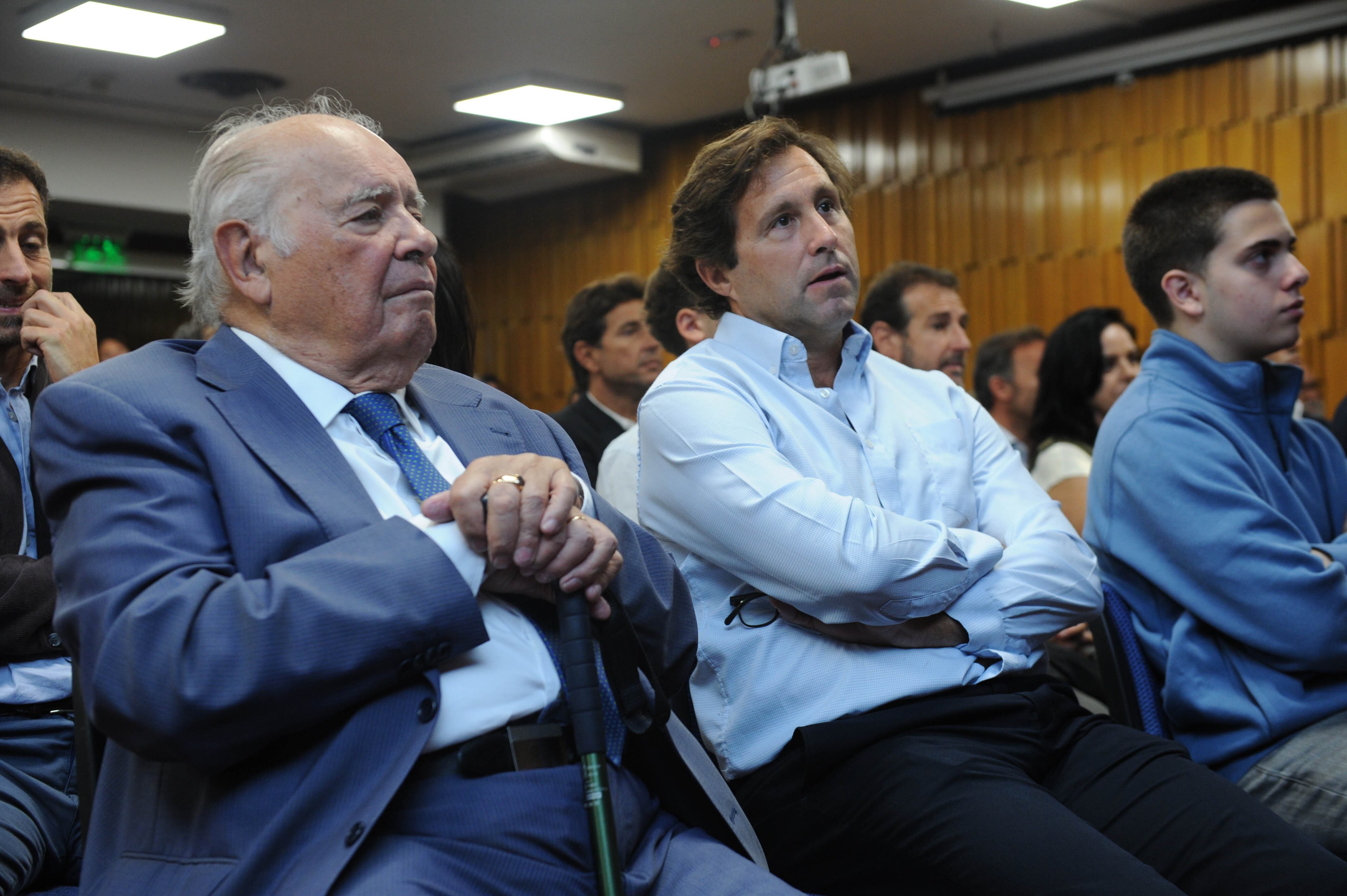 El primer presidente del Banco Central del Uruguay, Enrique Iglesias, junto al ex titular de la autoridad monetaria Diego Labat (Presidencia Uruguay)