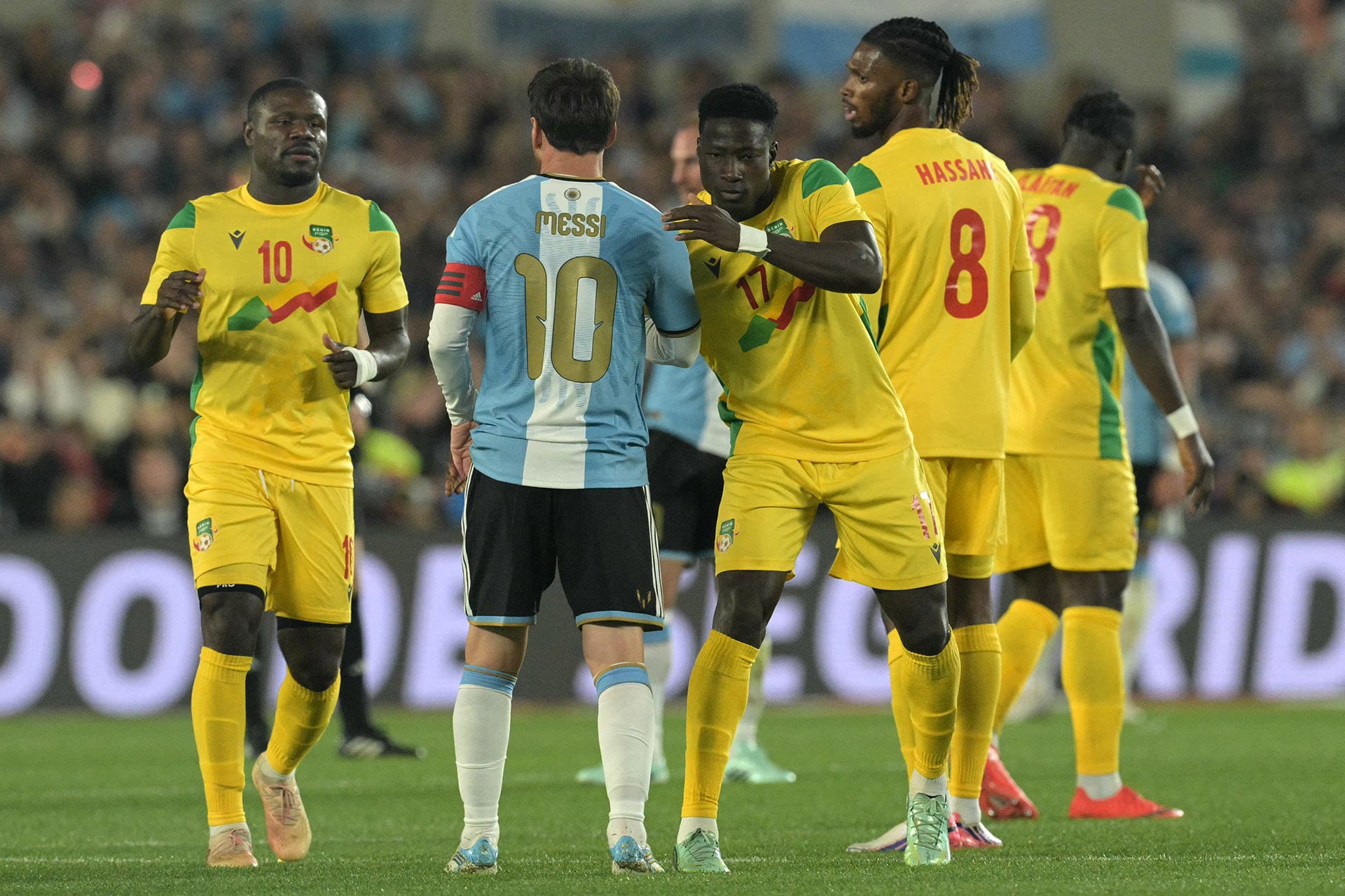 Los beninenses estuvieron embelesados con Messi (JUAN MABROMATA / AFP)