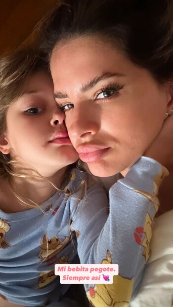 "Mi bebita pegota. Siempre así",