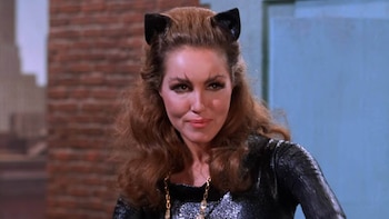 Julie Newmar, a los 92 años, recordó cómo la maternidad transformó su vida después de convertirse en un ícono mundial como Gatúbela