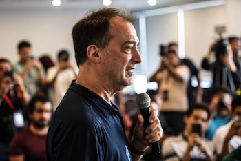 Eduardo Guillaume es el entrenador de la selección de vóley femenino de Chile.