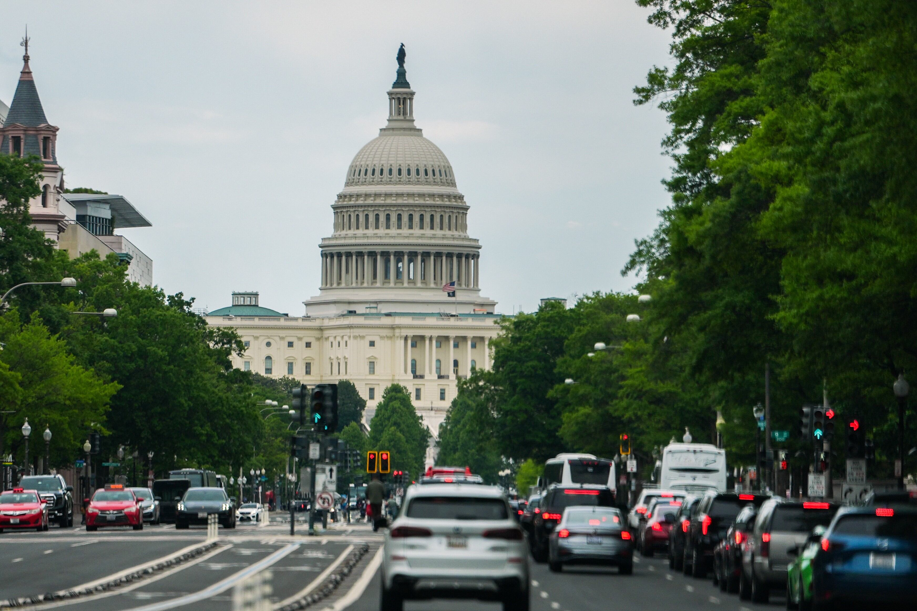 El Capitolio puede verse mientras los autos circulan por la Avenida Pennsylvania durante la hora pico, el miércoles 13 de mayo de 2026, en Washington (AP Foto/Julia Demaree Nikhinson)