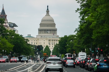 El Capitolio puede verse mientras los autos circulan por la Avenida Pennsylvania durante la hora pico, el miércoles 13 de mayo de 2026, en Washington (AP Foto/Julia Demaree Nikhinson)