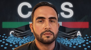 Ilustración de un hombre con barba y cabello oscuro; detrás, letras C.D.S., tres franjas verde, blanca y roja, pilas de teléfonos y píldoras azules.