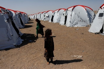 Atefeh, una niña afgana de 6 años que dice haber perdido a su padre y a su hermano en el reciente terremoto, posa para una fotografía en el campamento de la Media Luna Roja en el distrito de Zinda Jan, en Herat, Afganistán. REUTERS/Ali Khara